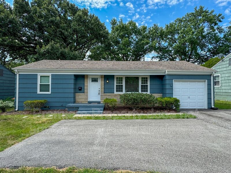 Prairie Village House: 5709 W 75th St