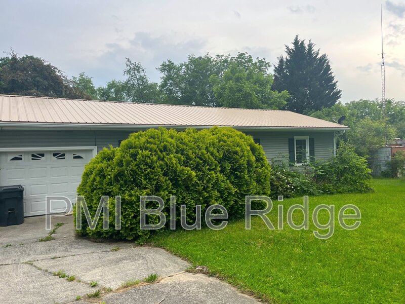 Hendersonville House: 1708 Willow Rd