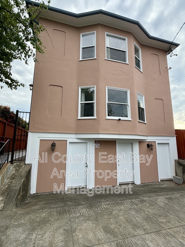 Oakland Condo: 489 55th St.