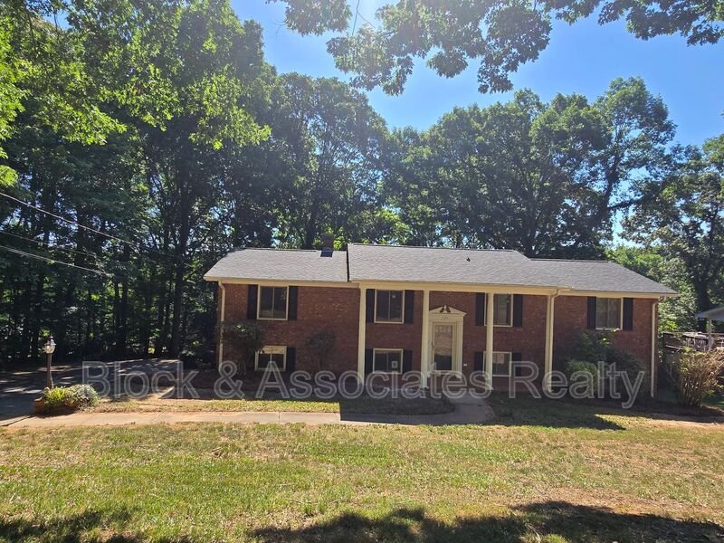 Asheboro House: 1194 Ingram Dr