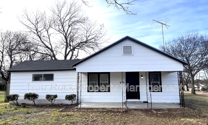 Ada House: 631 N Hickory Ave