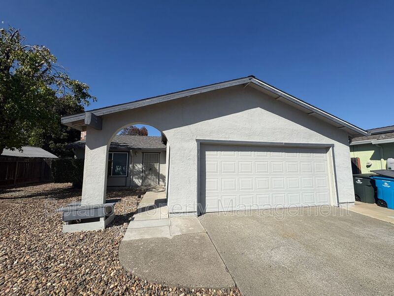 Vacaville House: 731 Northampton Dr.