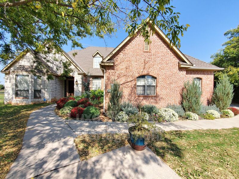 Edmond House: 3341 Heritage Green Circle