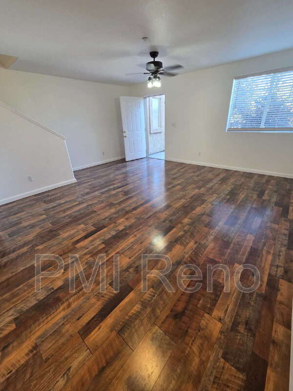Reno Townhome: 421 Holcomb Avenue