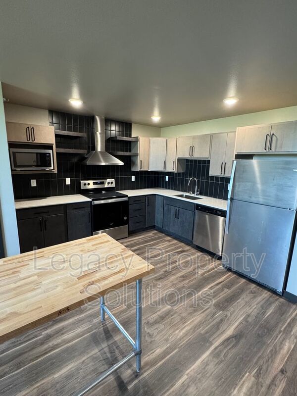 Bismarck House: 226 E Greenfield Ln