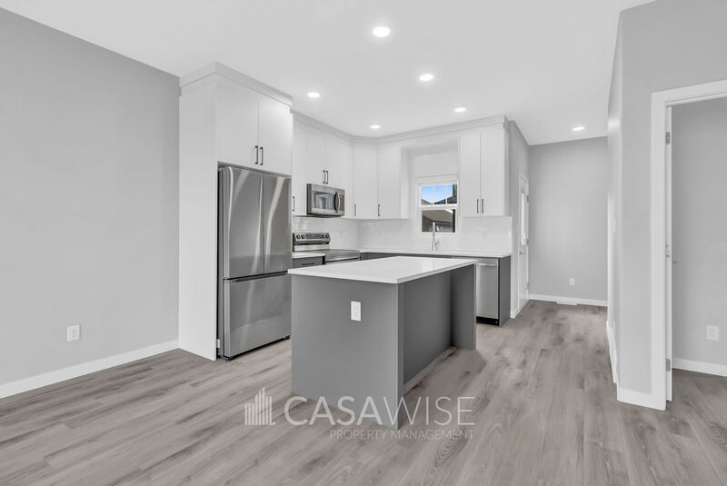 Edmonton House: 6006 (Main) Naden Landing NW