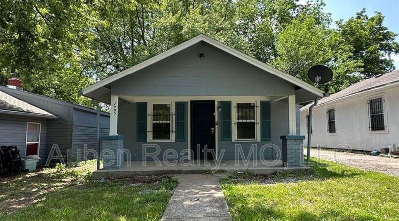 Kansas City House: 2905 E 61st St