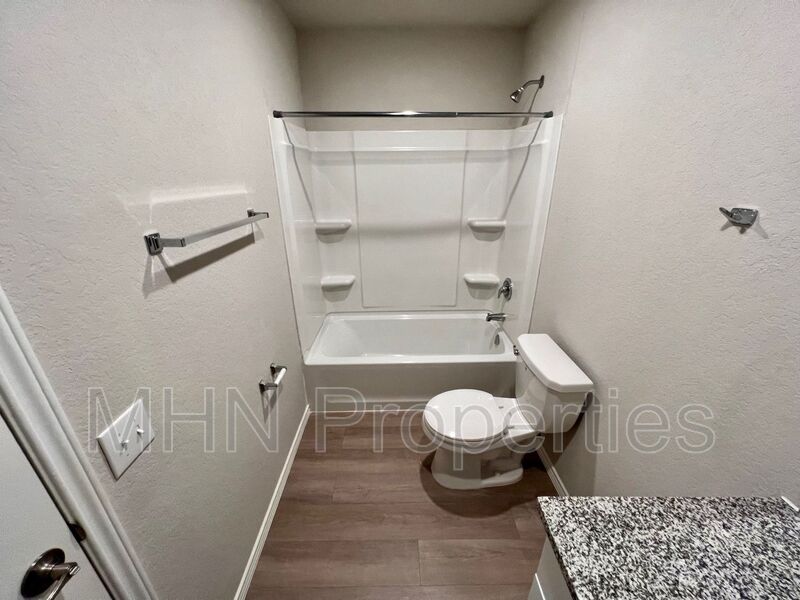 BEAUTIFUL 3 bed/2 Bath Lennar home in prime location! - Slider navigation 15