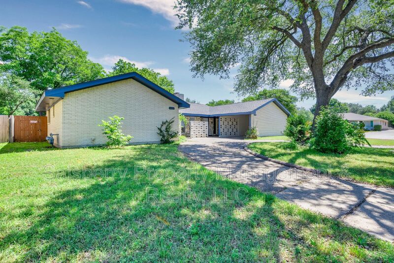 Fort Worth House: 4913 Westlake Drive