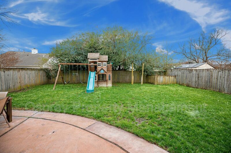 Spacious 4 Bedroom 3 Bath Home  - Photo 24