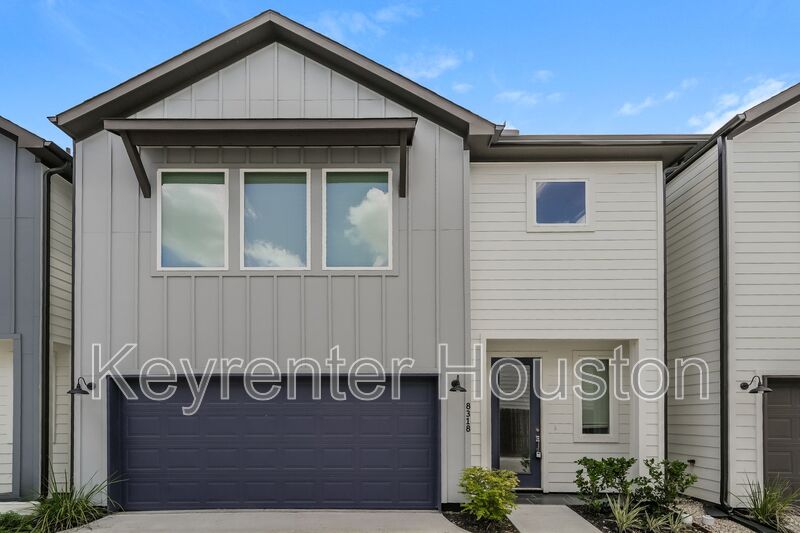 Houston House: 8318 Curry Rd