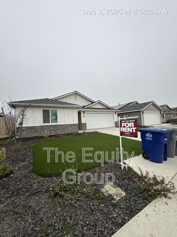 Visalia House: 7040 Ave 310