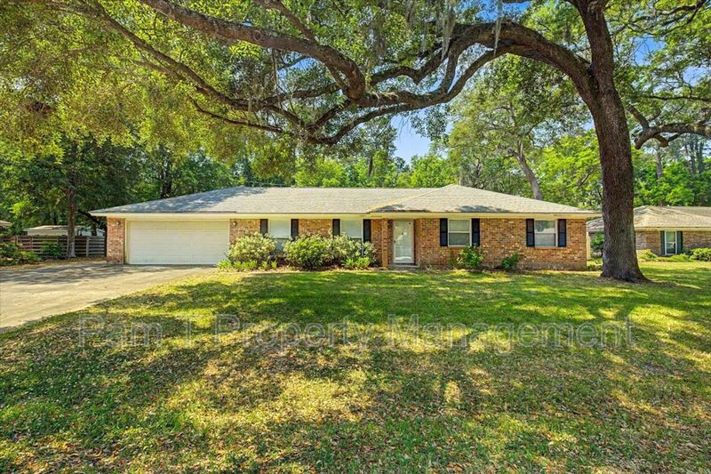 Savannah House: 211 Hillary Rd