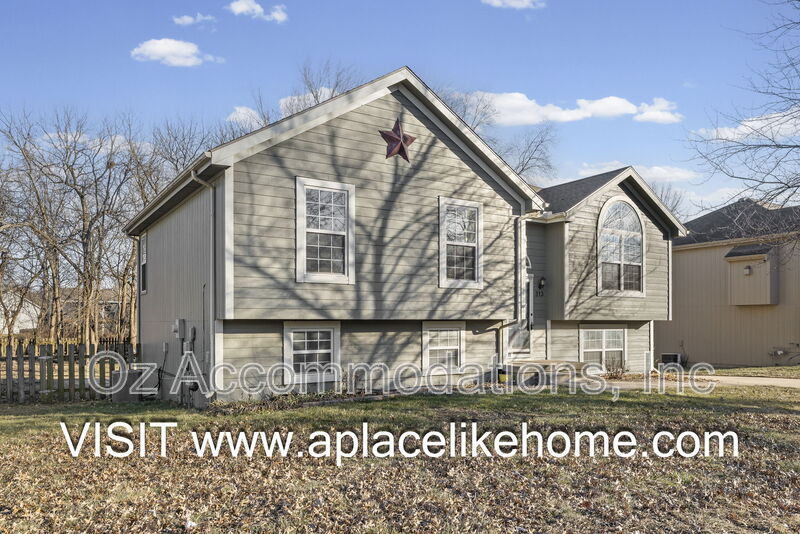 Raymore House: 313 S Darrowby Dr