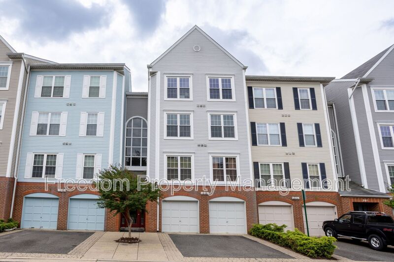Alexandria Condo: 279 S Pickett St.