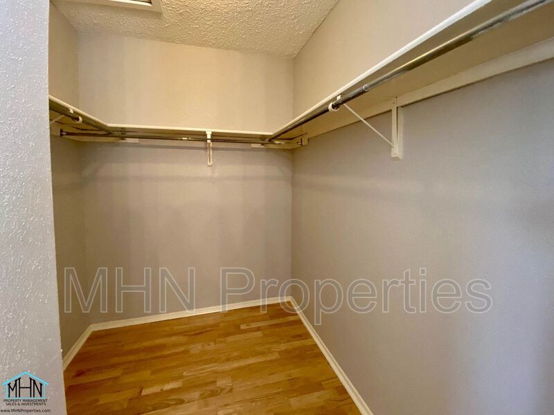 Cozy 2 bed/2 bath condo in a secluded area, near Alamo Heights, and close local to highways and so much more! - Photo 21