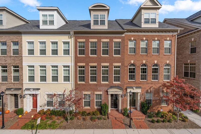Arlington House: 415 N Upton Ct