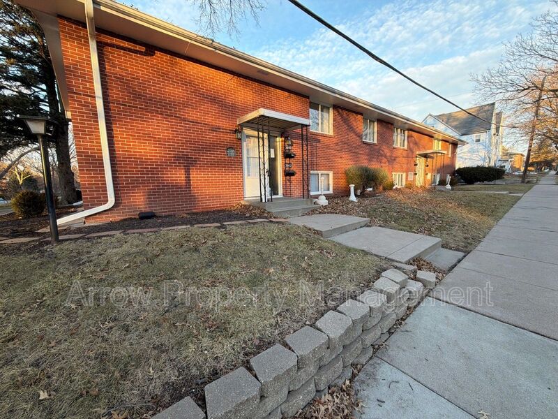 Lincoln Condo: 2002 Washington Street
