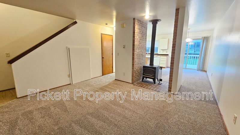 Bremerton Townhome: 1334 NE Jasmine Lane