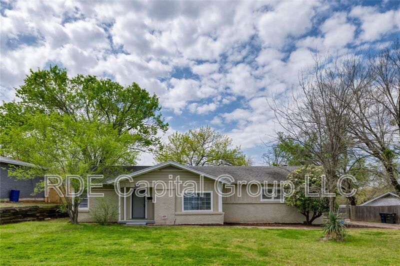 Fort Worth House: 1604 Weiler Blvd