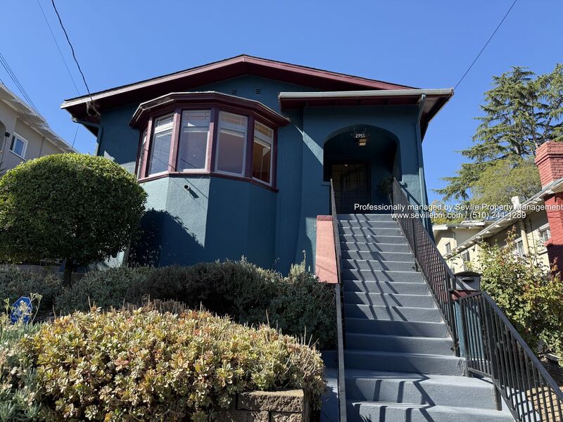 Oakland House: 2951 Madera Ave