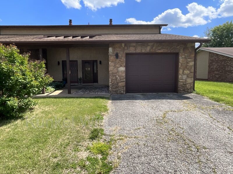 Belleville House: 102 Kingsway Drive