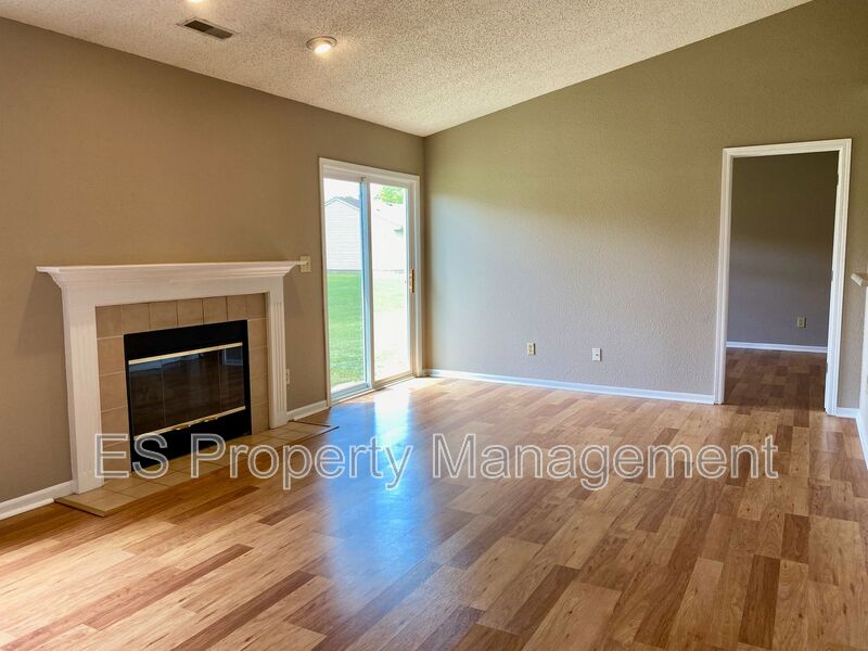 Great 3 Bedroom 2 Bathroom Ranch Style Home in Lawrence! - Photo 23