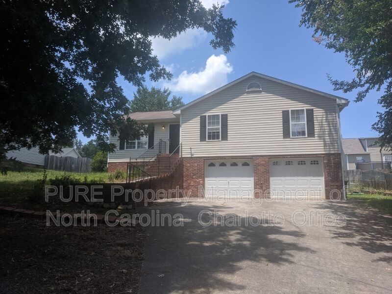 Winston Salem House: 3717 Signet Drive