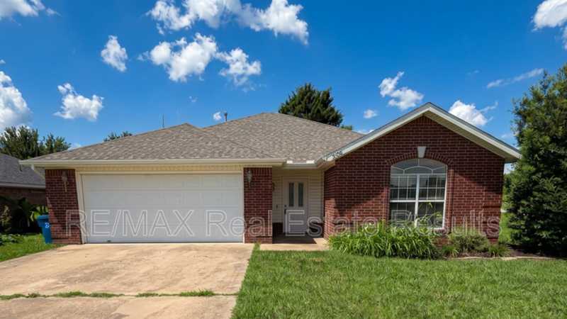 Bentonville House: 2400 SW 15th St