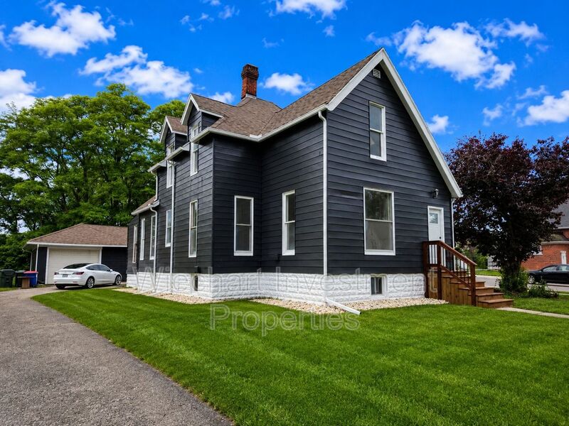 Delphos House: 403 S Main St