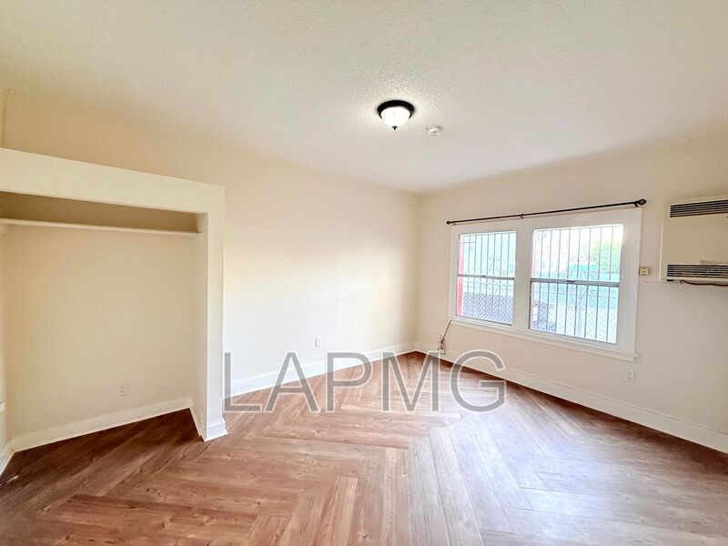 Los Angeles House: 1614 N. Kenmore Avenue