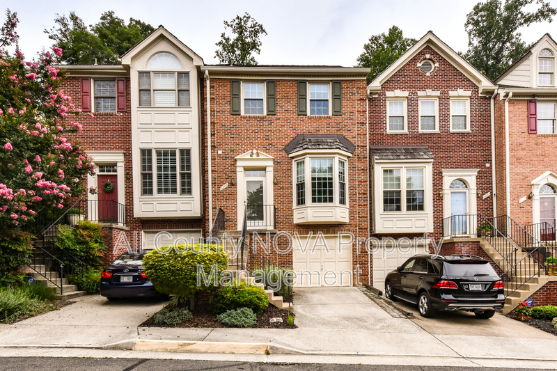 FALLS CHURCH Townhome: 6006 KELSEY CT
