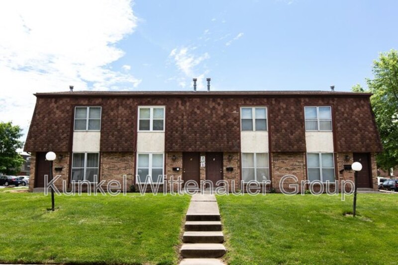 O'Fallon Condo: 201-4 West Wesley