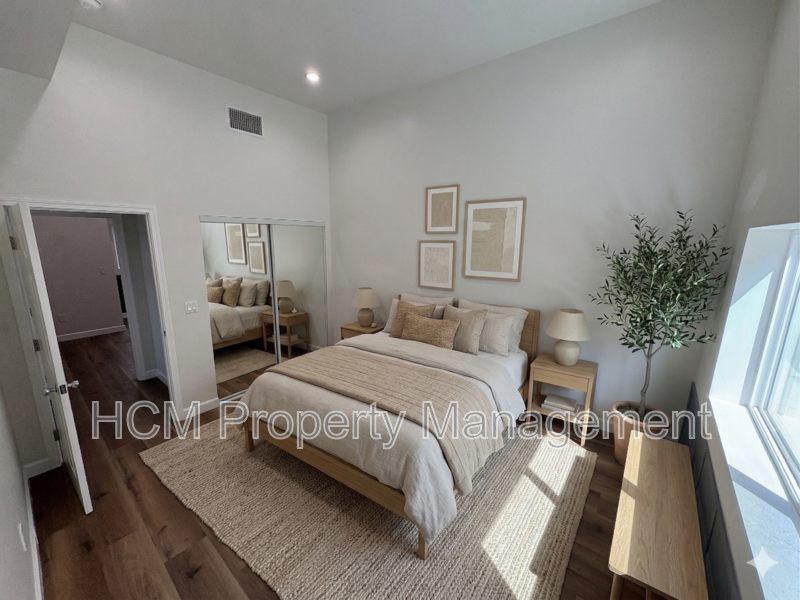 Los Angeles House: 5507-5509 S Manhattan Pl