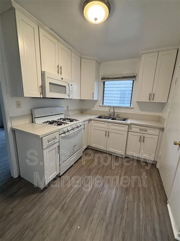 Burbank Condo: 417 E. Elmwood Ave