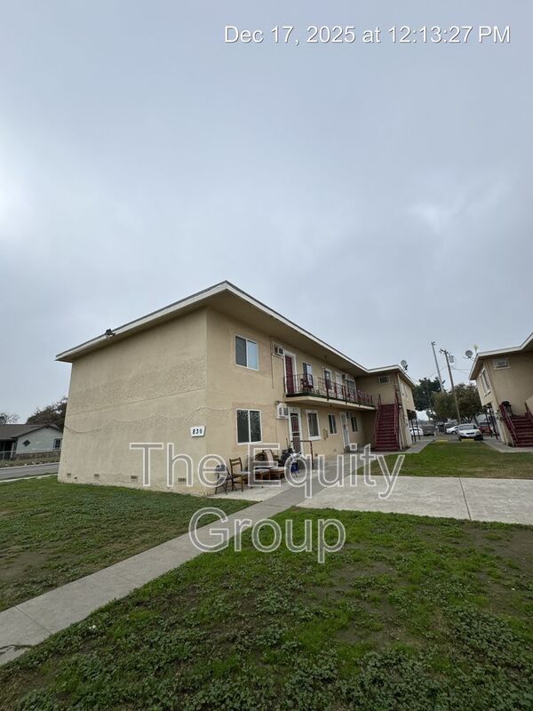 Hanford Condo: 830 West Davis