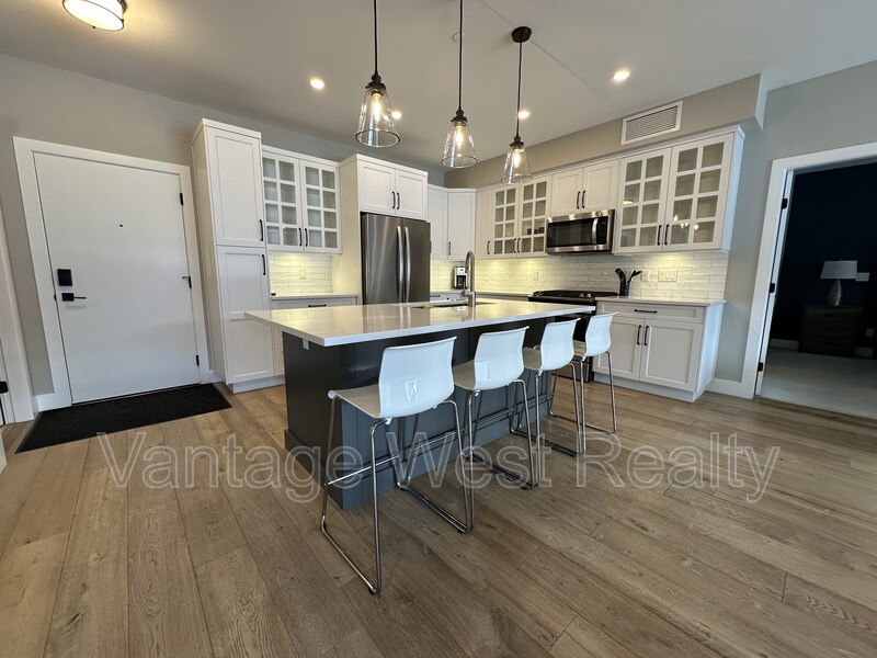 Kelowna Condo: 415-3475 Granite Close