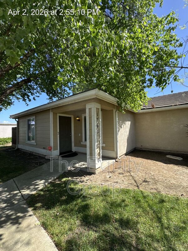 Tulare House: 1768 Paseo Del Lago