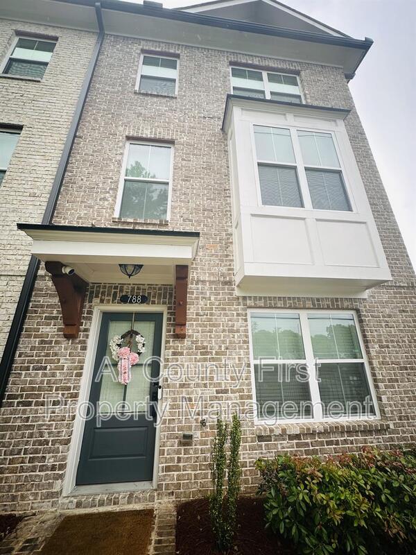 Scottdale House: 788 Angora Aly