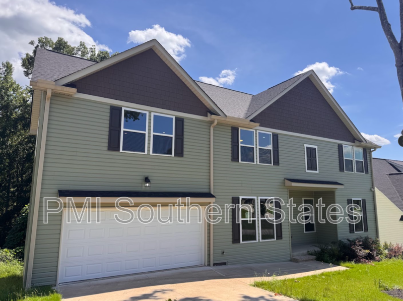 Greenville House: 711 Rockcliff St