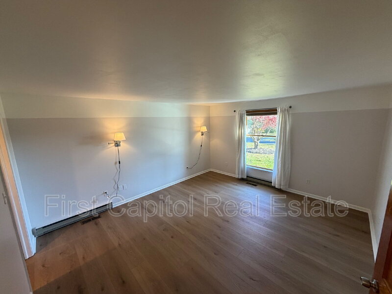 Middletown House: 8112 Pete Wiles Rd