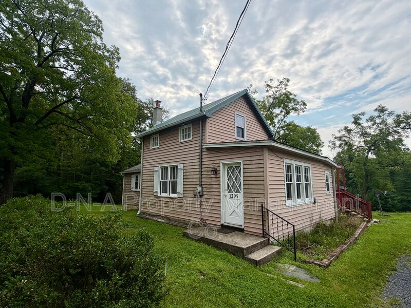 Stroudsburg House: 1295 Kroucher Road
