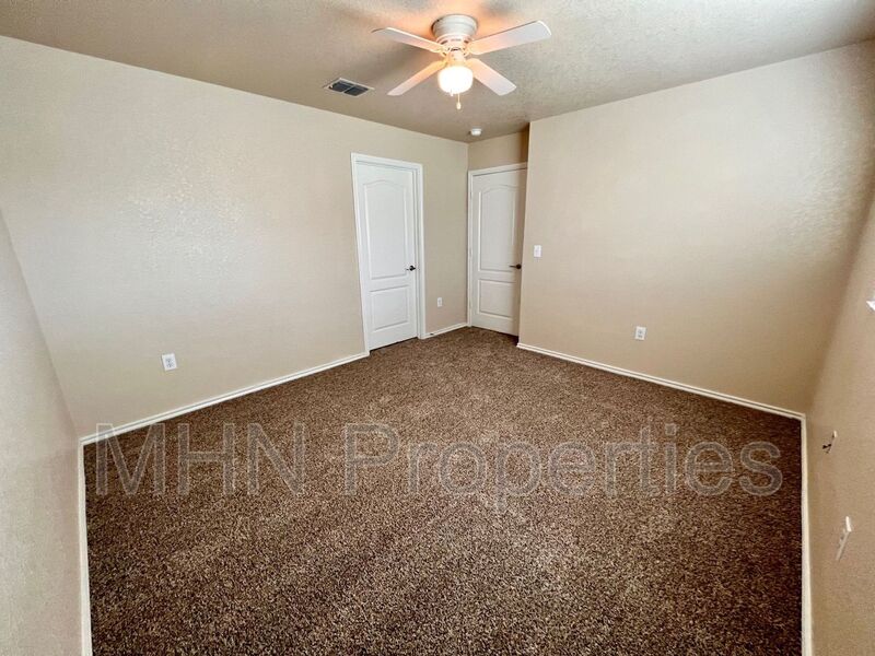 Updated 3 bed/2.5 bath 2 Story Home in the NW ~ Conveniently located off IH-35 and near RAFB! - Photo 23
