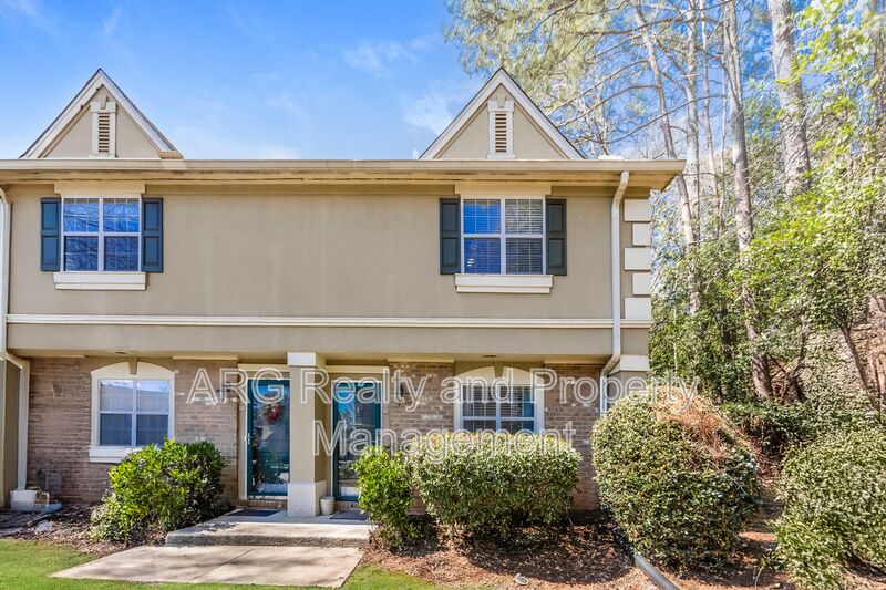 Atlanta House: 6900 Roswell Rd