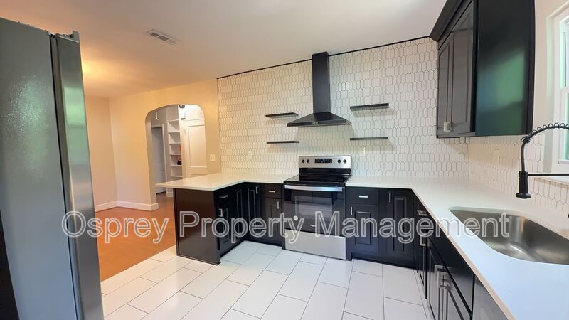 Charming 2BR with Sunroom, Hardwood Floors & Lawn Care Included - Photo 5
