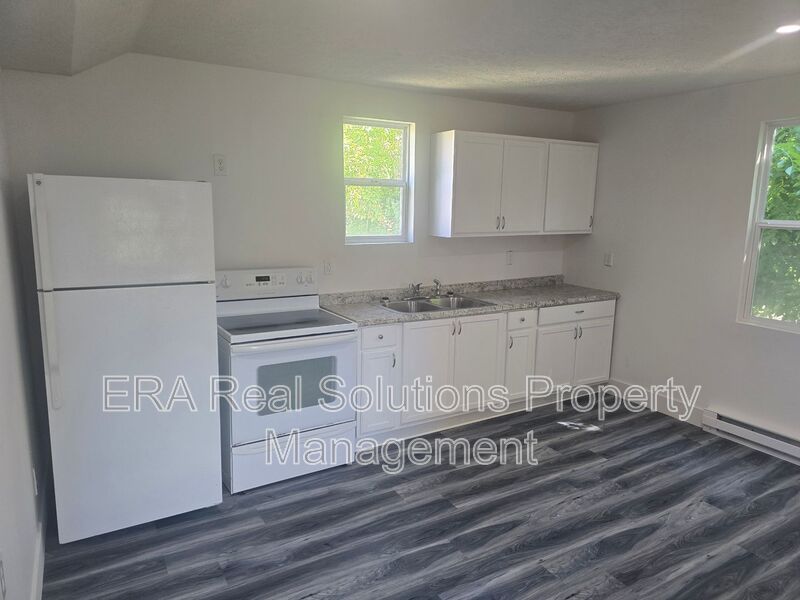 Elyria House: 1370 East Ave