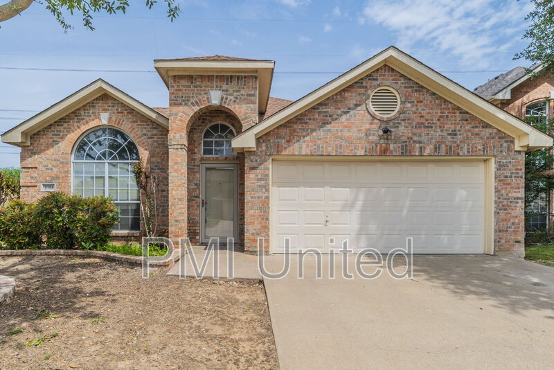 Grand Prairie House: 2758 Red Oak Drive