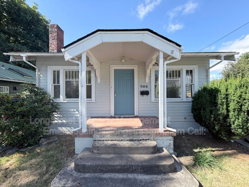 Salem House: 588 Knapps Pl NE