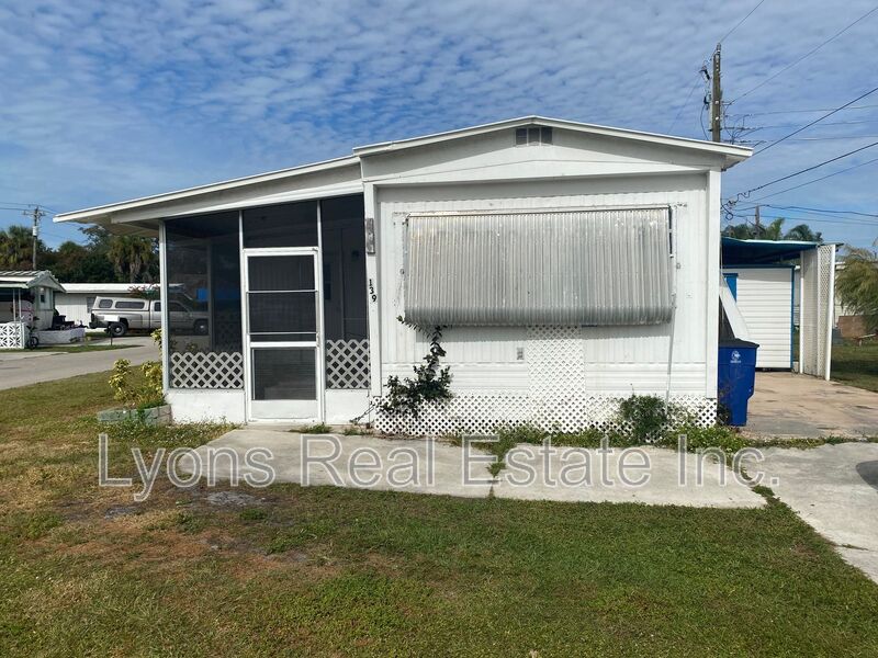 North Fort Myers House: 139 Amber Ave.