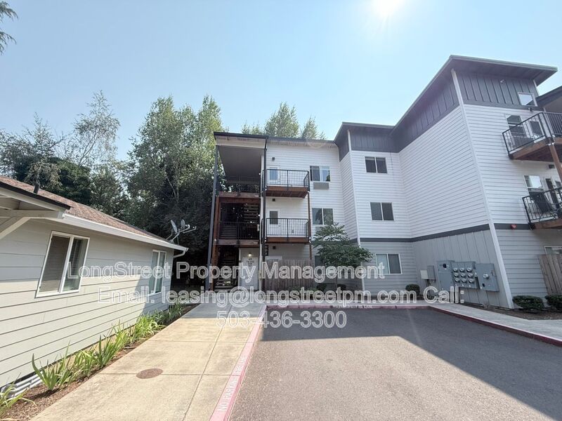 Keizer House: 433 Chemawa Rd N
